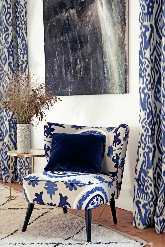 Blå & hvid mønstrede gardiner og matchende møbelstof