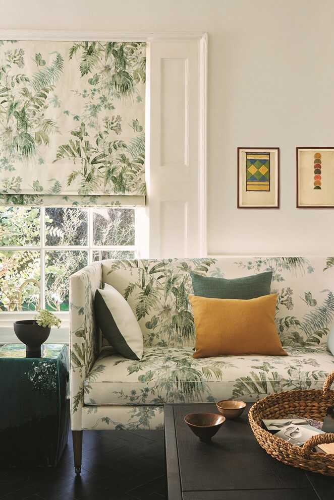 Polstring af grønblomstret sofa med matchende liftgardin